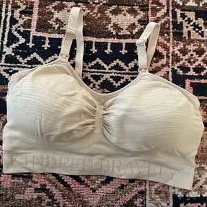 Kindred Bravely hands free pumping/nursing bra.